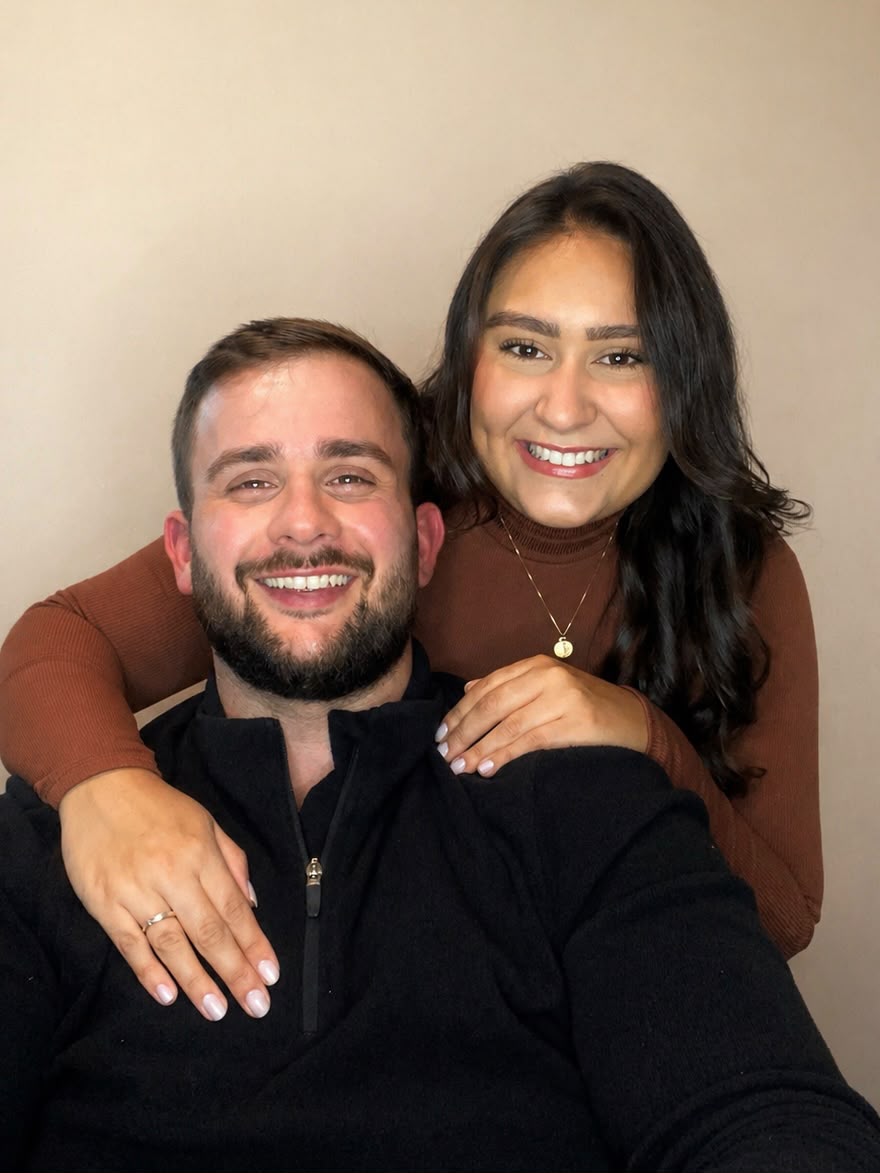 Lucas e Carol, criadores da Brasa & Sabor, sorrindo juntos